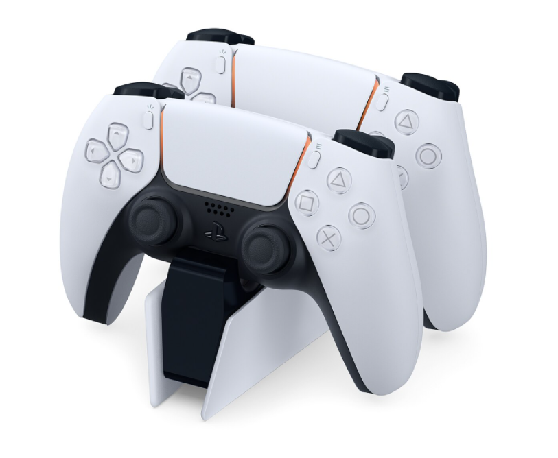 Dwa białe kontrolery PlayStation 5 ze stacją ładującą. Stojak jest biały.
