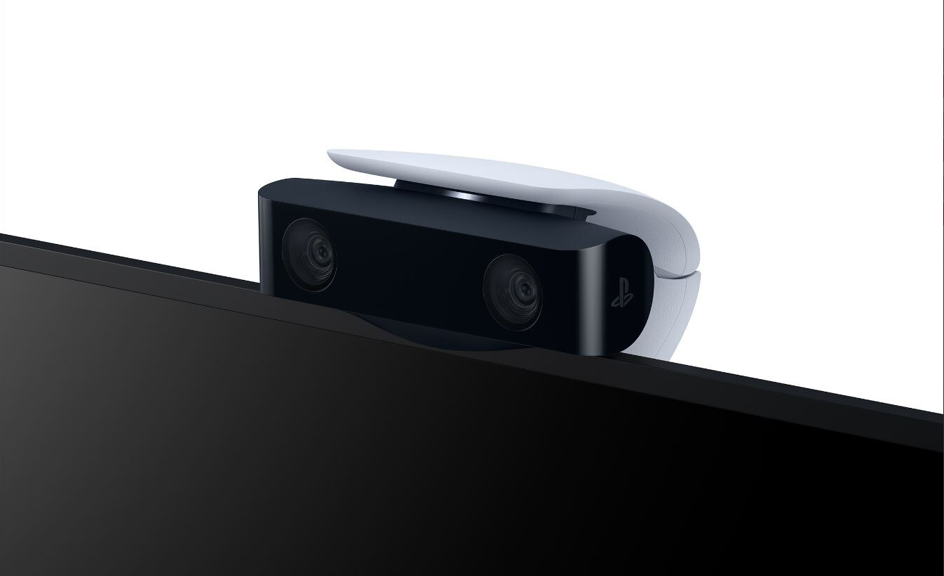 Czarna kamera PlayStation 5 znajduje się na czarnym ekranie. Ma dwa obiektywy i białe, zakrzywione wsparcie.
