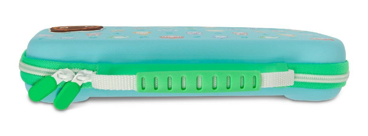 Turkusowy piórnik z zielonym zamkiem błyskawicznym, uchwytem i brązowym wzorem niedźwiedzia na górze.