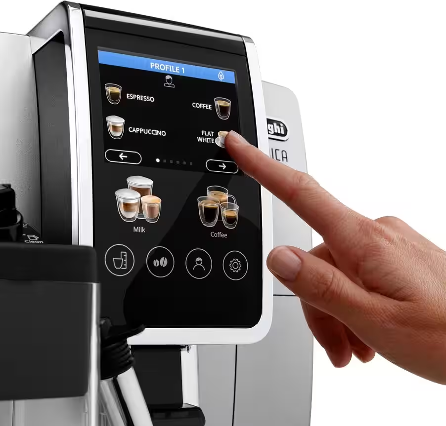 Un dito preme l'opzione 'Flat White' sull'interfaccia touchscreen di una macchina da caffè.