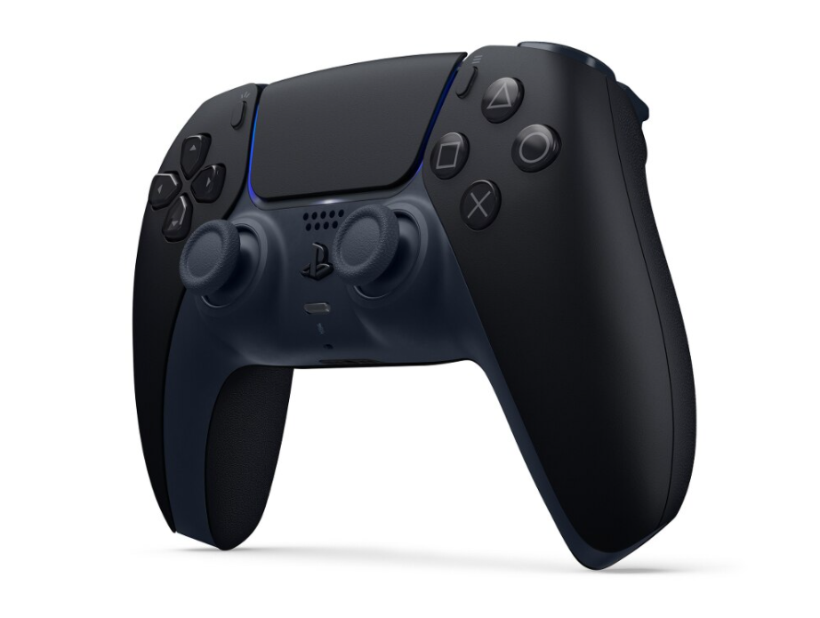Czarny kontroler PlayStation 5 z niebieskimi akcentami na białym tle.
