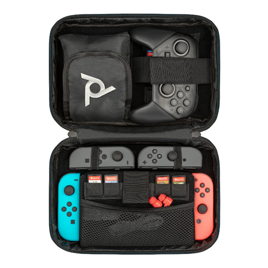 Otwarta czarna walizka z akcesoriami Nintendo Switch. Zawiera kontrolery, kartridże do gier i woreczek.