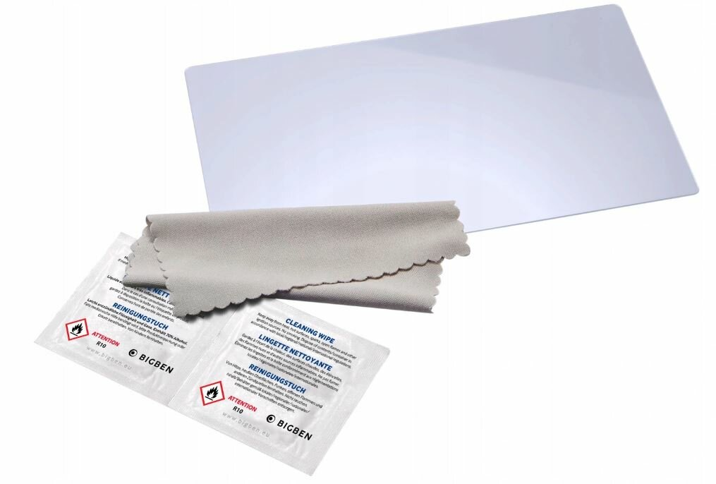 Zestaw czyszczący składający się z osłony ekranu i dwóch chusteczek czyszczących. Produkty znajdują się na białej powierzchni.
