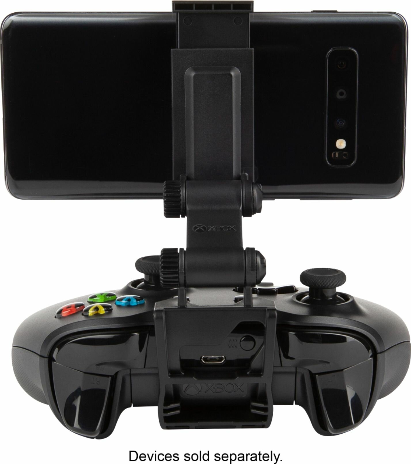 Kontroler Xbox z dołączonym uchwytem na telefon, trzymający czarny telefon. Białe tło.