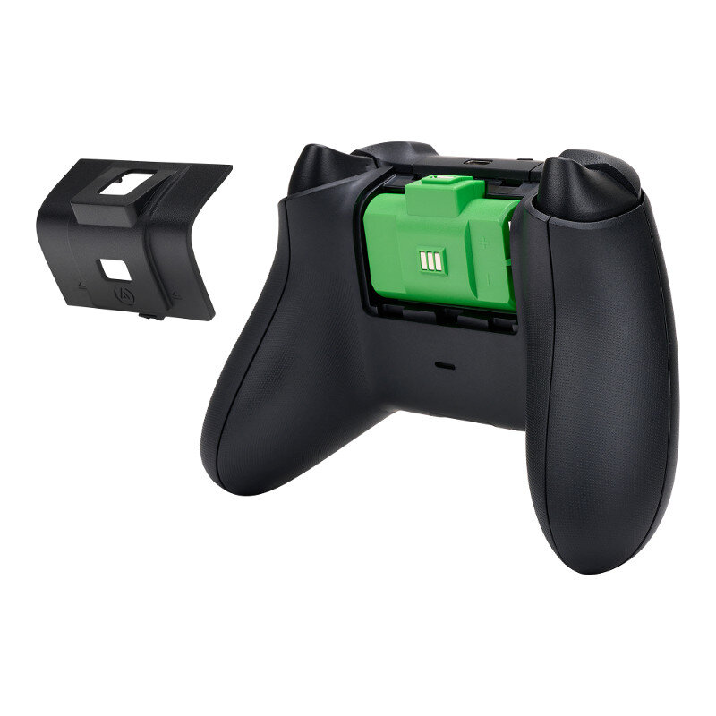 Czarny kontroler Xbox z otwartą komorą baterii, widoczny zielony akumulator.