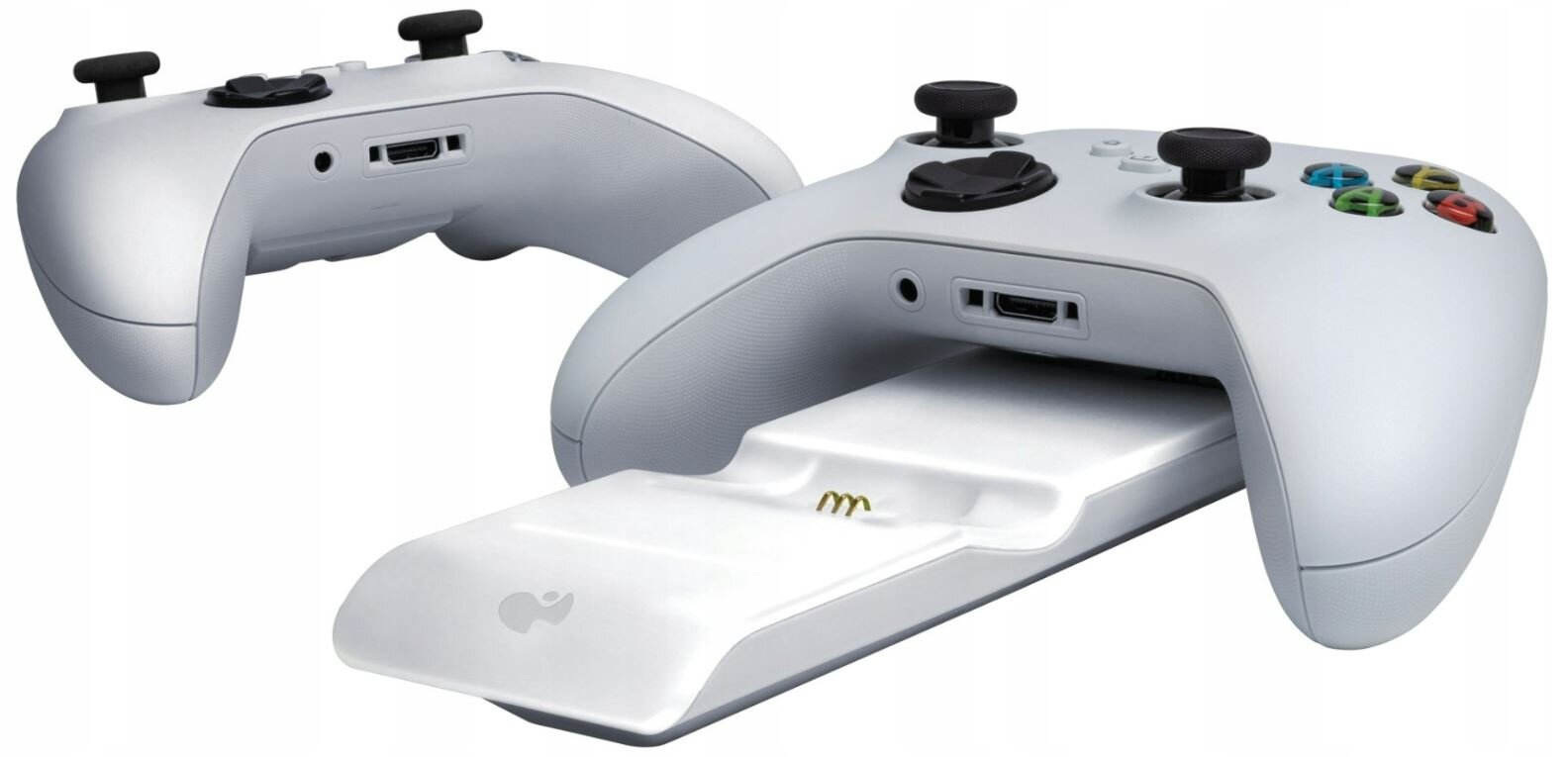 Dwa białe kontrolery Xbox z stacją ładującą. Jeden kontroler jest w stacji.