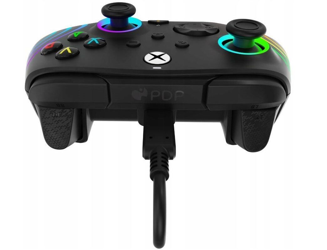 Czarny kontroler Xbox z kolorowymi przyciskami i podłączonym kablem USB-C.