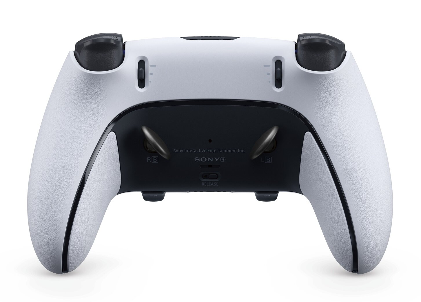 Widok z tyłu białego kontrolera PlayStation 5 z czarnymi gałkami i przyciskami, na białym tle.