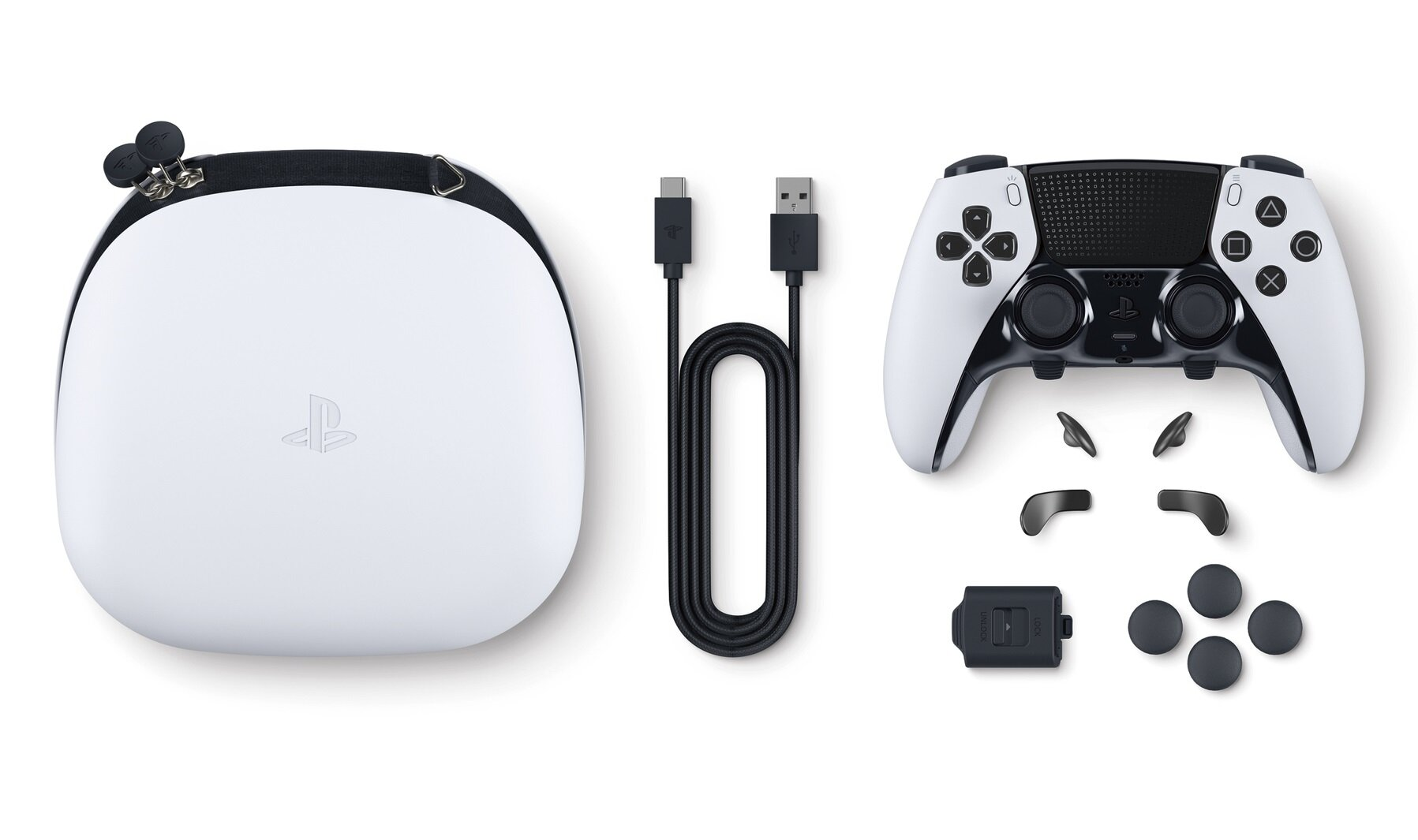 Biały kontroler Playstation Edge z etui, kablem i rozrzuconymi akcesoriami.