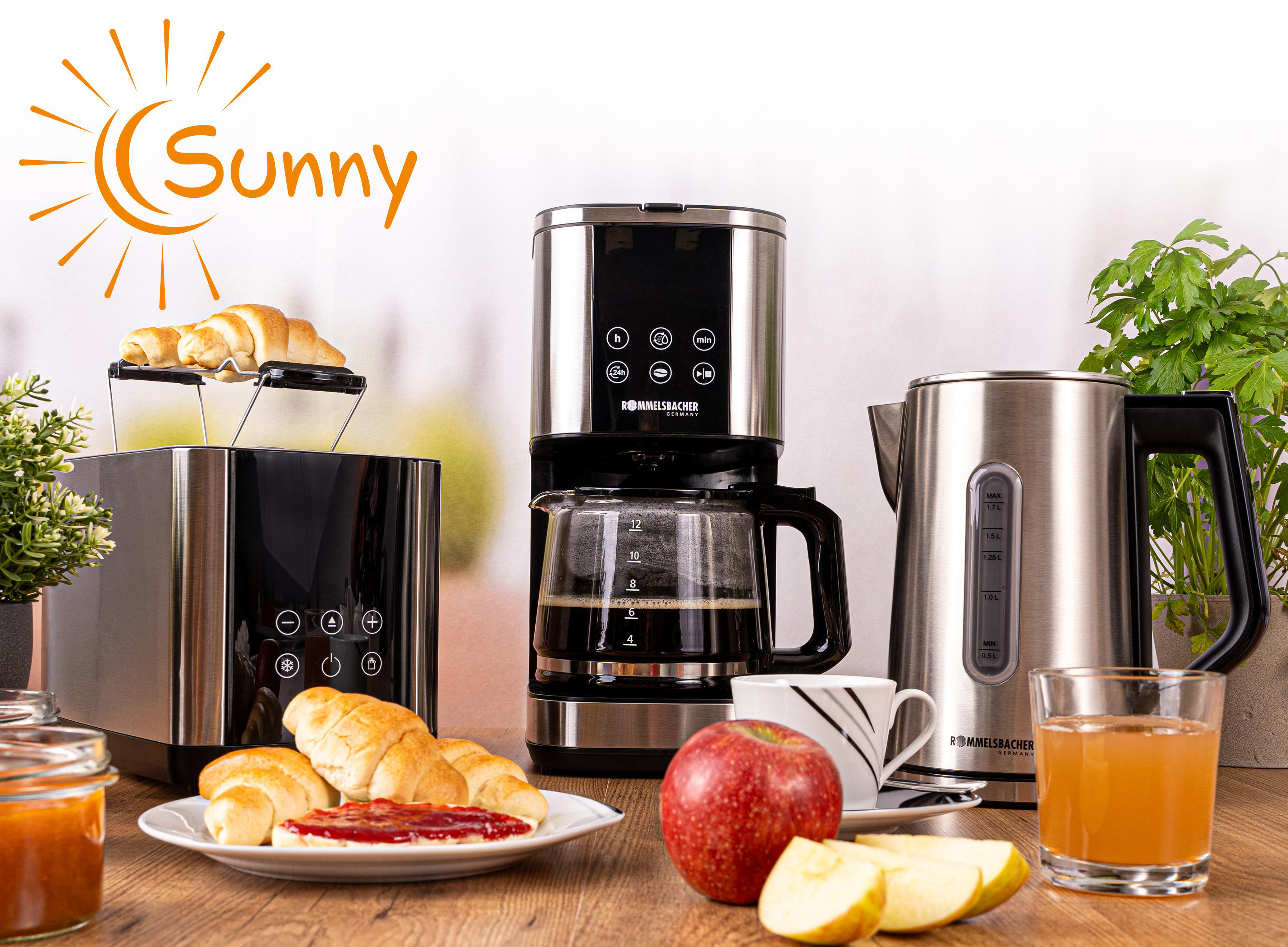 Frühstück: Toaster, Kaffeemaschine, Wasserkocher, Croissants, Apfel, Saft.