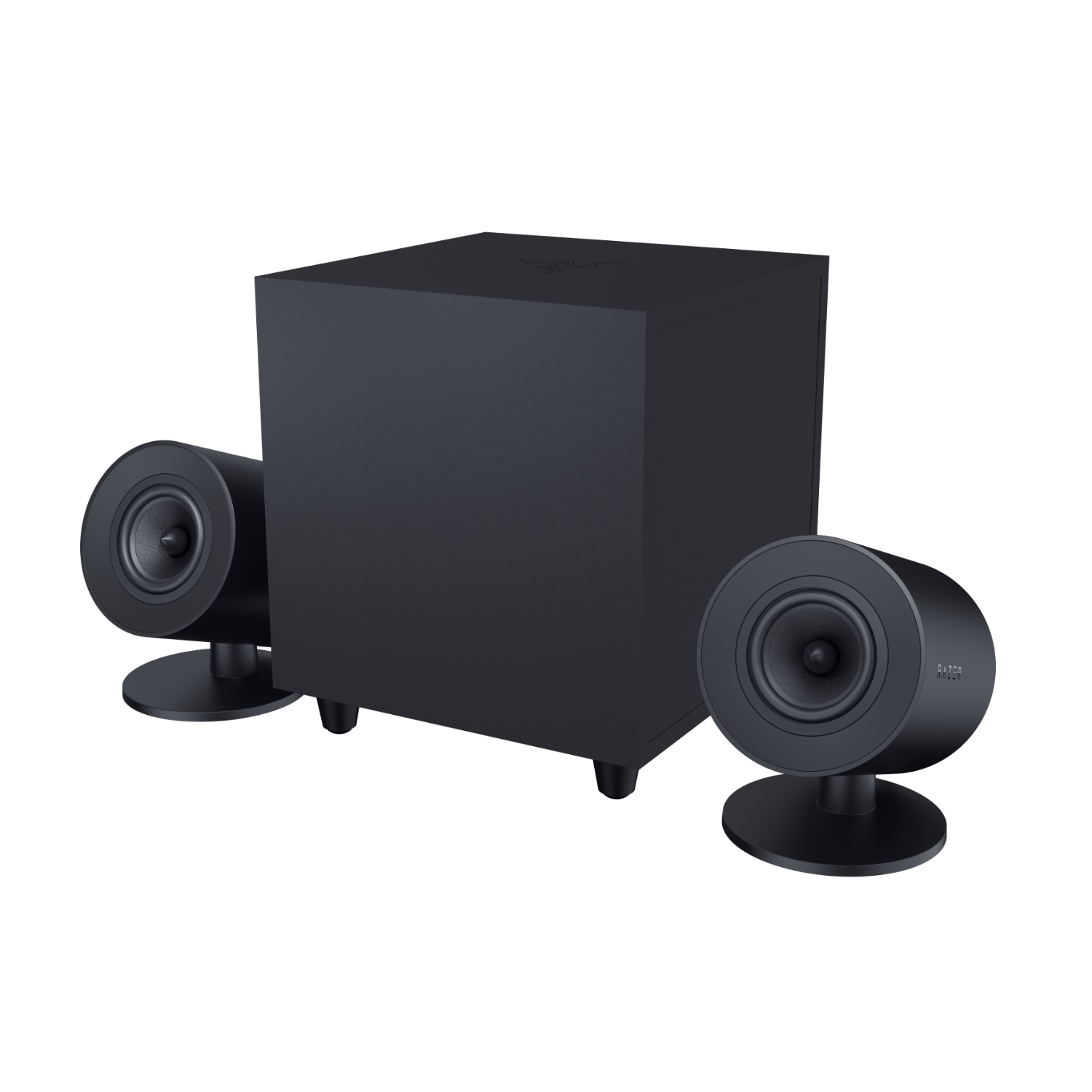 Zwart luidsprekersysteem met een subwoofer en twee satellietluidsprekers op een witte achtergrond.