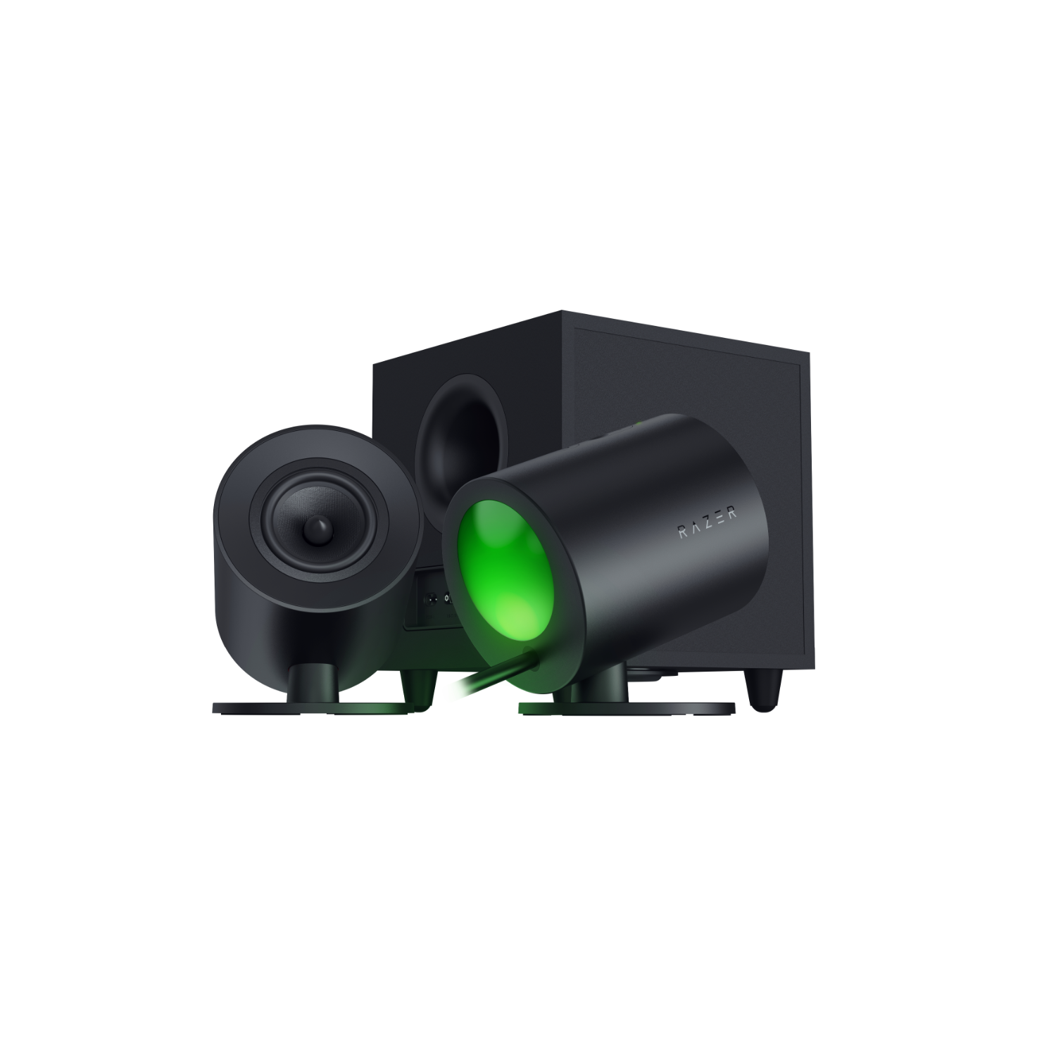 Zwarte luidsprekers met groene lichten. Een subwoofer en twee satellietluidsprekers. Groen licht schijnt van de zijkanten.