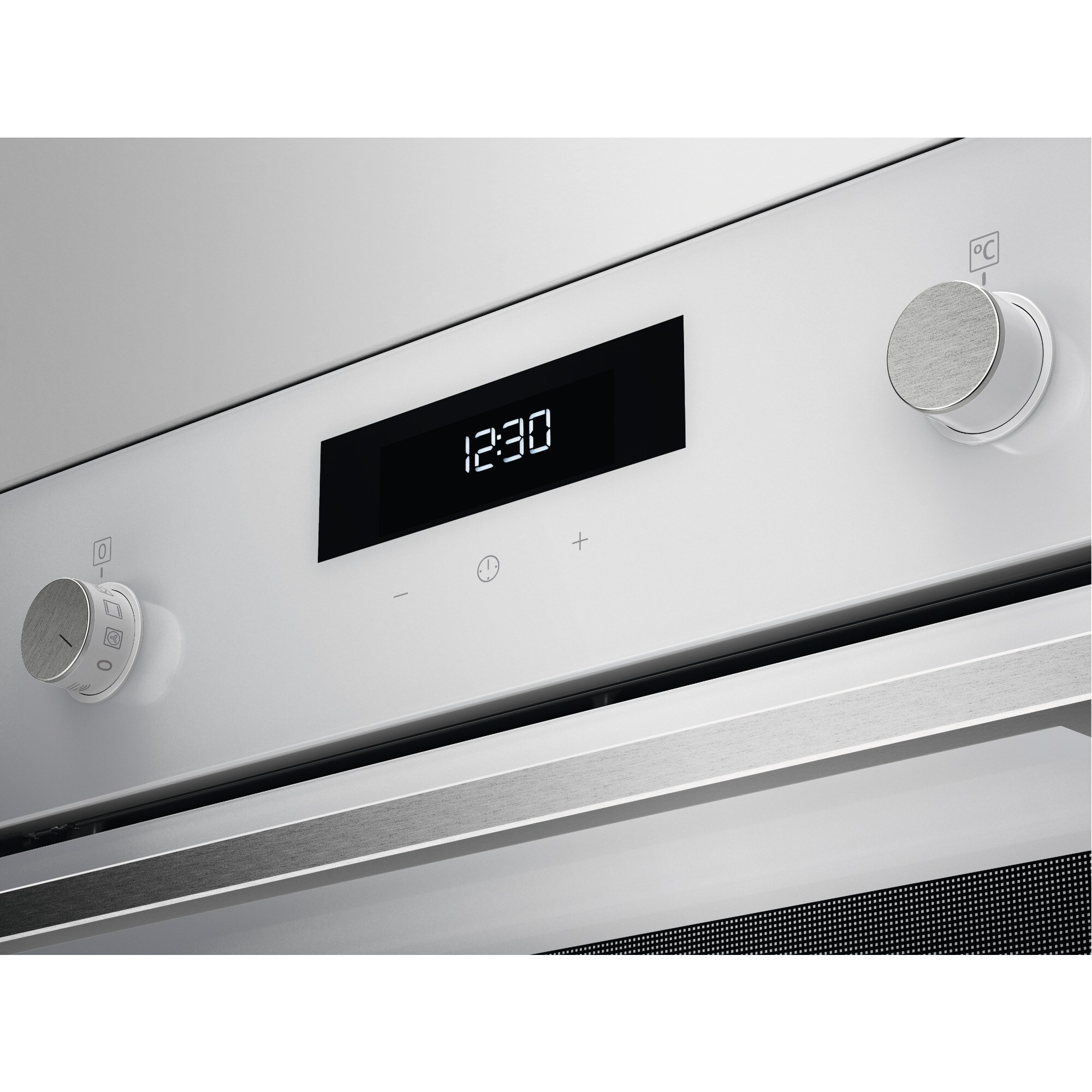 Primer plano de un horno con una pantalla digital que muestra 12:30 y dos mandos.