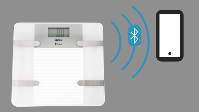 Egy fehér mérleg egy okostelefonnal, amely Bluetooth-kapcsolatot mutat. A mérleg Kosnic feliratú.