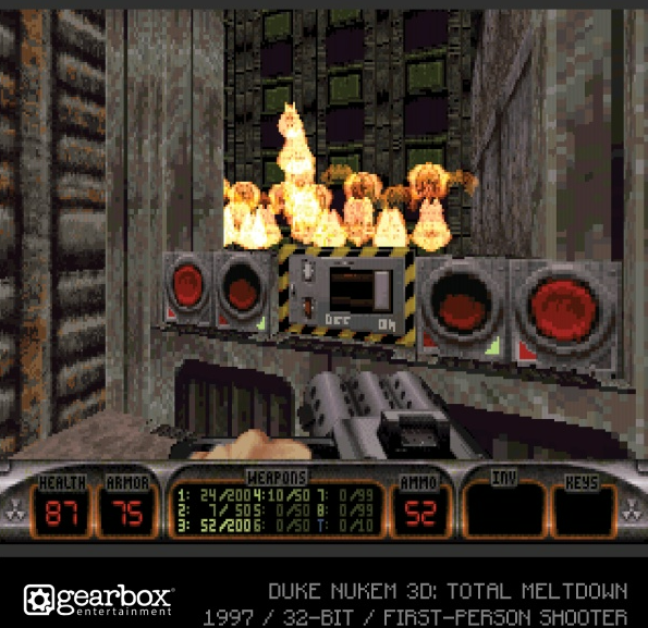 Ein Retro-Videospiel-Screenshot von Duke Nukem 3D. Pixelgrafik, eine Waffe und ein feuriger Hintergrund.