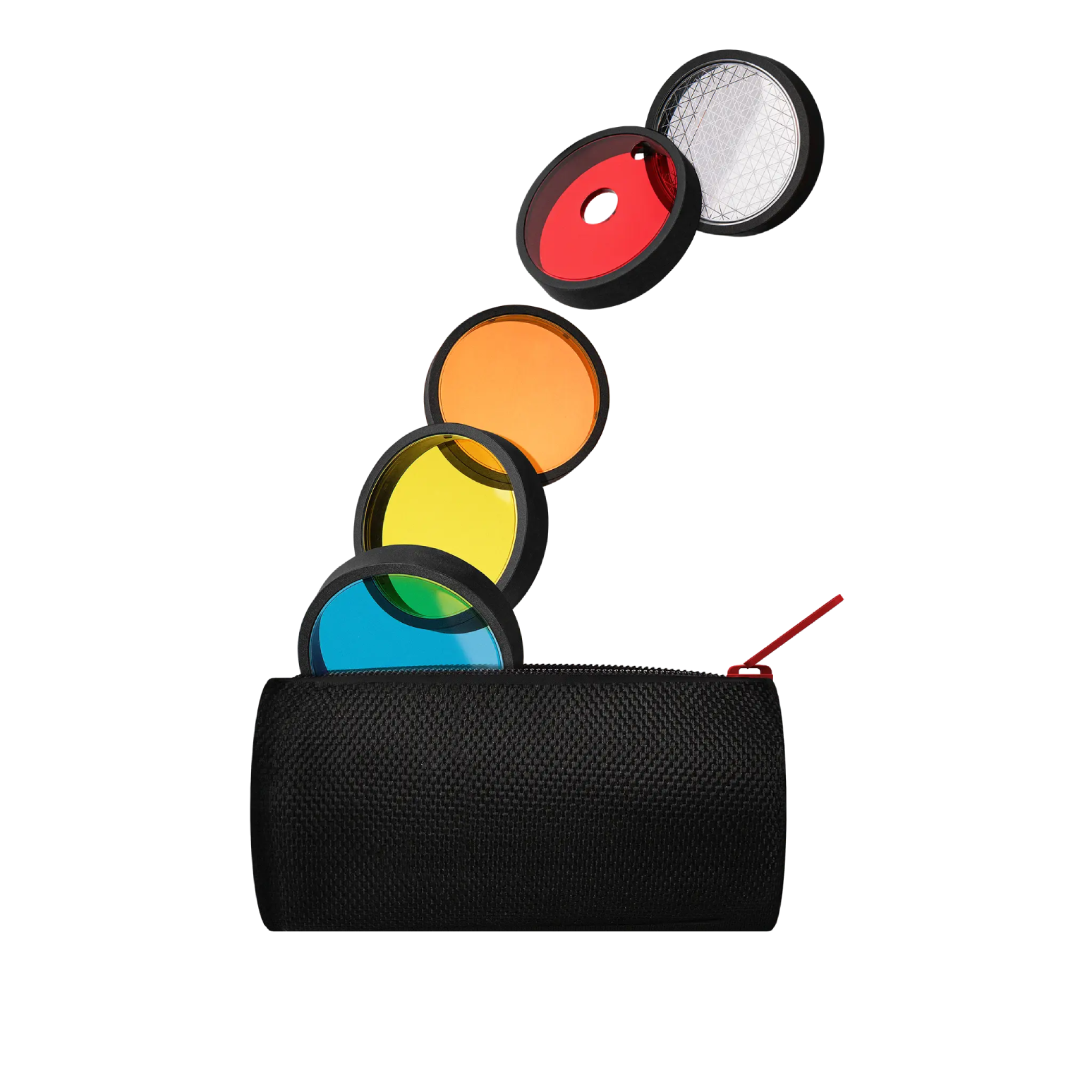 Juego de filtros de colores saliendo de una bolsa negra con cremallera, sobre fondo negro.