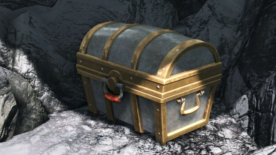Stara skrzynia skarbów na zaśnieżonej powierzchni, w jaskini.