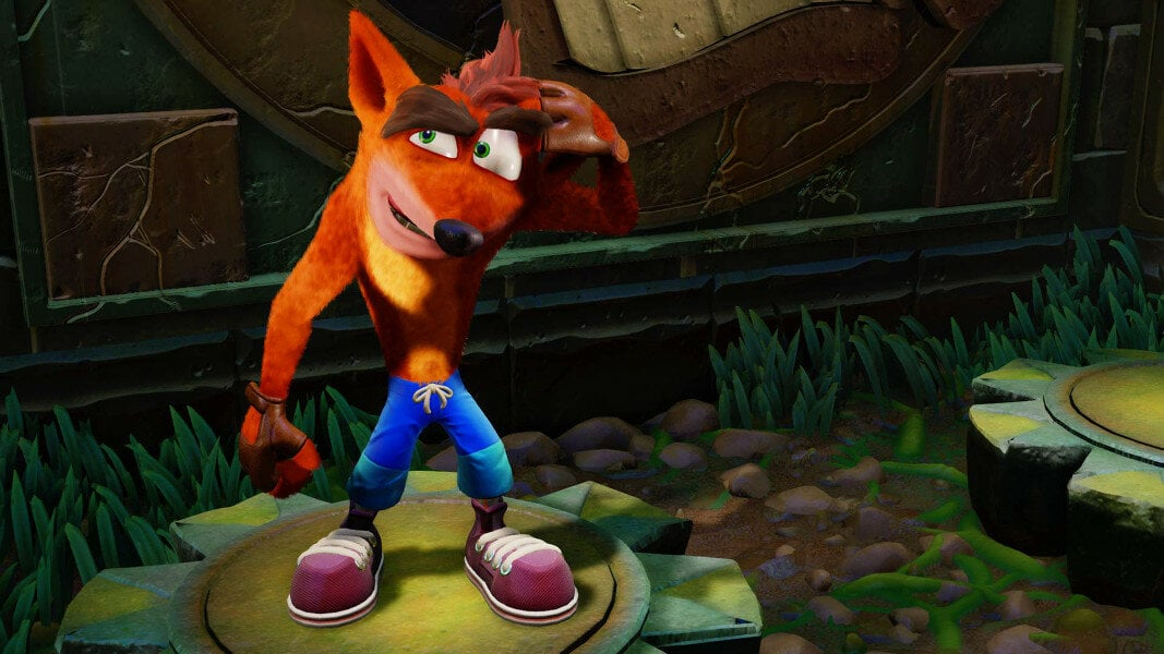 Crash Bandicoot, pomarańczowe futro, niebieskie szorty, czerwone buty, na kamiennej platformie, tło świątyni.