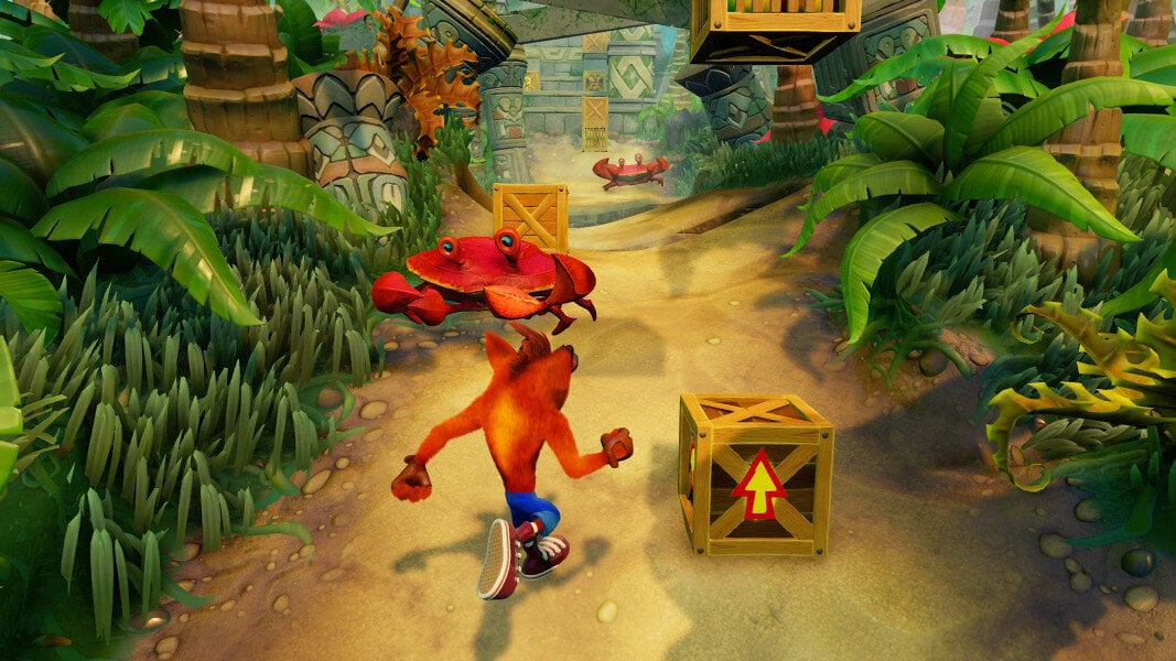 Crash Bandicoot biegnie w stronę kamery, z krabem i skrzyniami w tle.