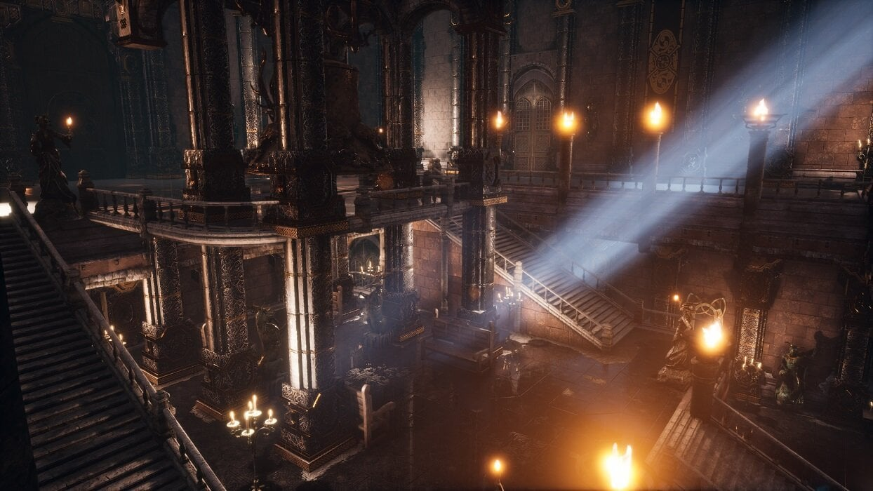 Ozdobne, słabo oświetlone wnętrze. Obecne są filary, posągi i schody. Światło przechodzi przez łuki. Świece zapewniają główne światło.