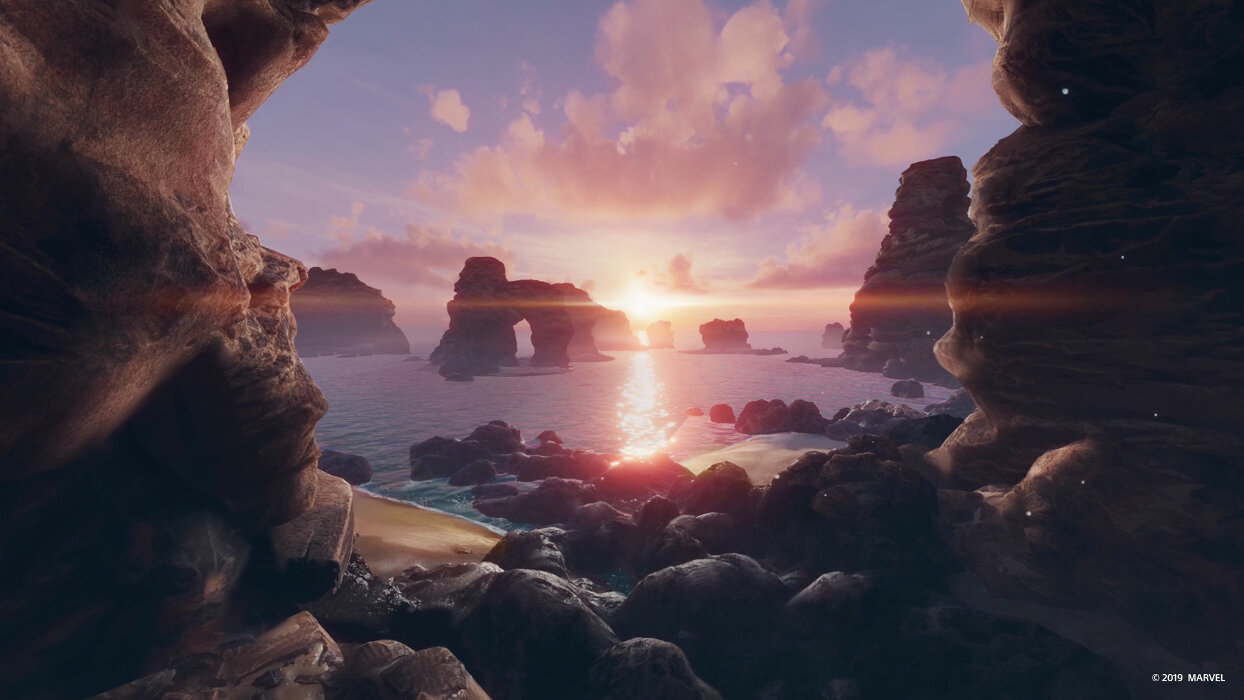 Zachód słońca przez formacje skalne. Woda odbija słońce. Różowe i pomarańczowe niebo.