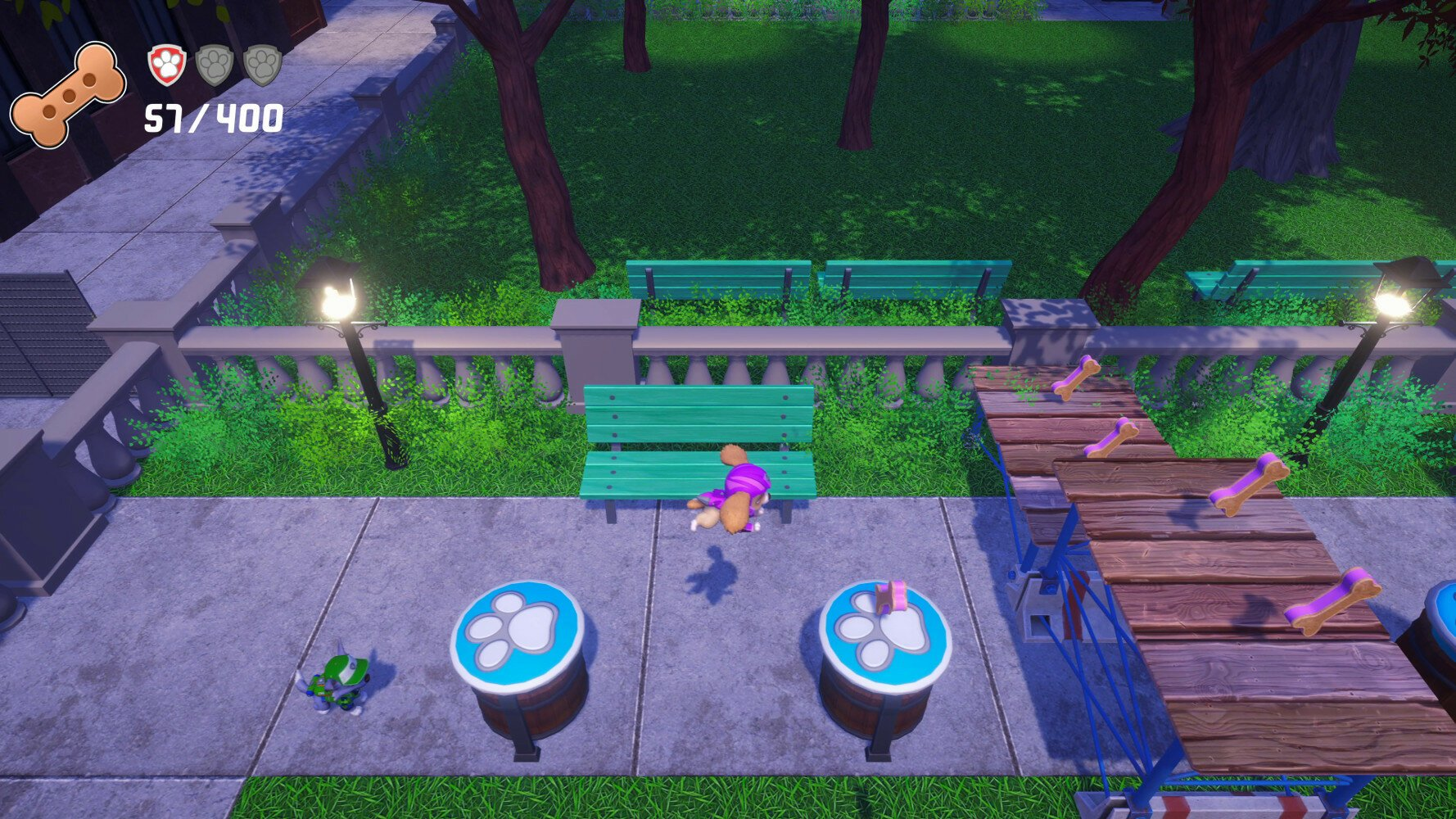 Scena z gry wideo. Pies na ścieżce w parku, z ławkami, trawą i beczkami ze śladami łap.