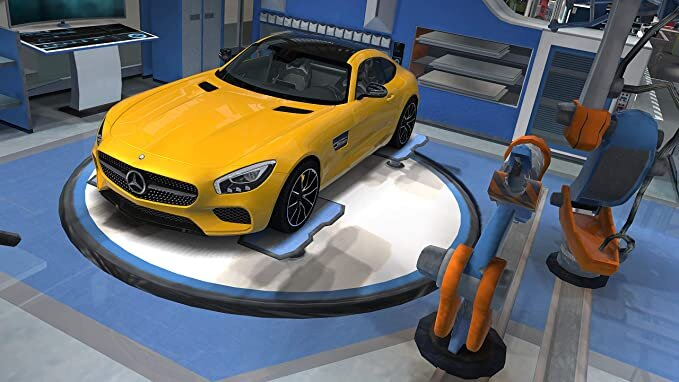 Żółty samochód Mercedes w futurystycznym garażu. Obecne ramiona robota i maszyny.