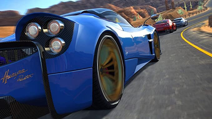 Niebieski samochód sportowy pędzący drogą, z dwoma innymi samochodami w pościgu, malownicze tło.