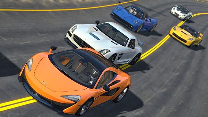 Samochody wyścigowe pędzące po torze. Pomarańczowe, białe, niebieskie i żółte samochody.