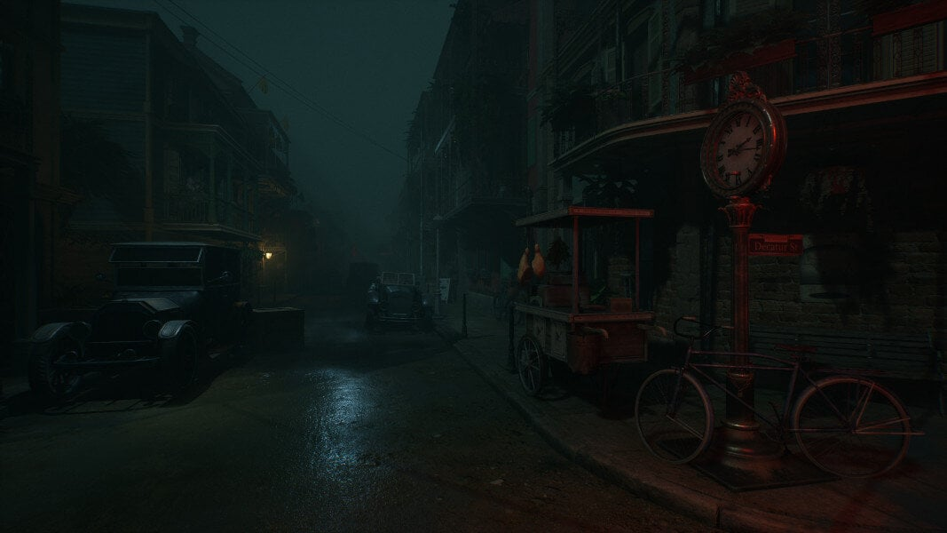 Nocna scena uliczna ze starymi samochodami, wózkiem z jedzeniem i zegarem. Atmosfera jest mroczna i nastrojowa.