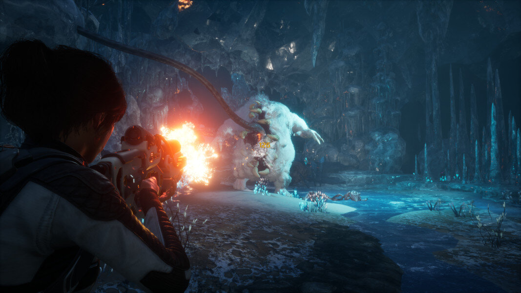 Osoba strzela do potwora w jaskini z detalami ognia i lodu.