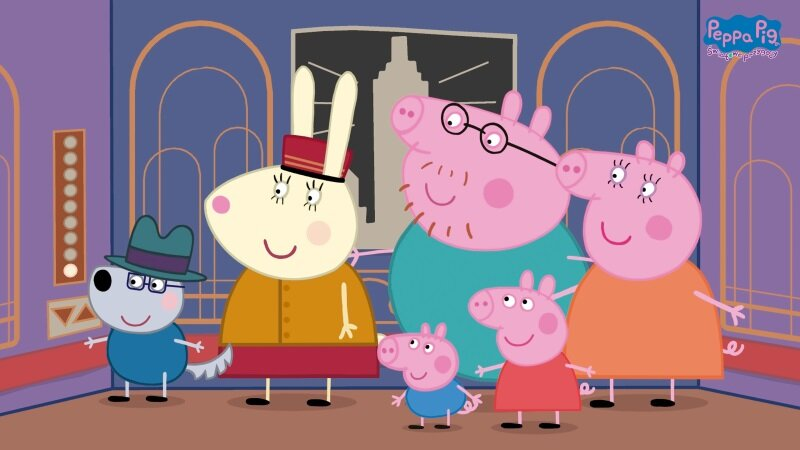 Obrazek z kreskówki Peppa Pig i rodziny w scenerii teatralnej z tłem miasta.