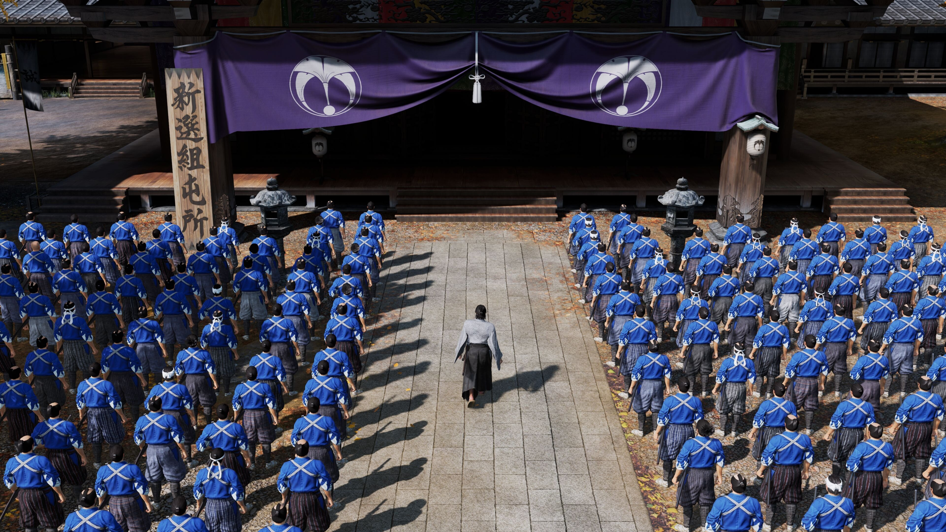 Grupa żołnierzy stojących w szyku przed budynkiem.