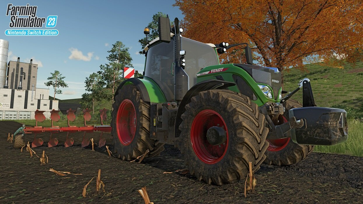 Traktor na polu, z logo Farming Simulator 23. Jesienne liście w tle.