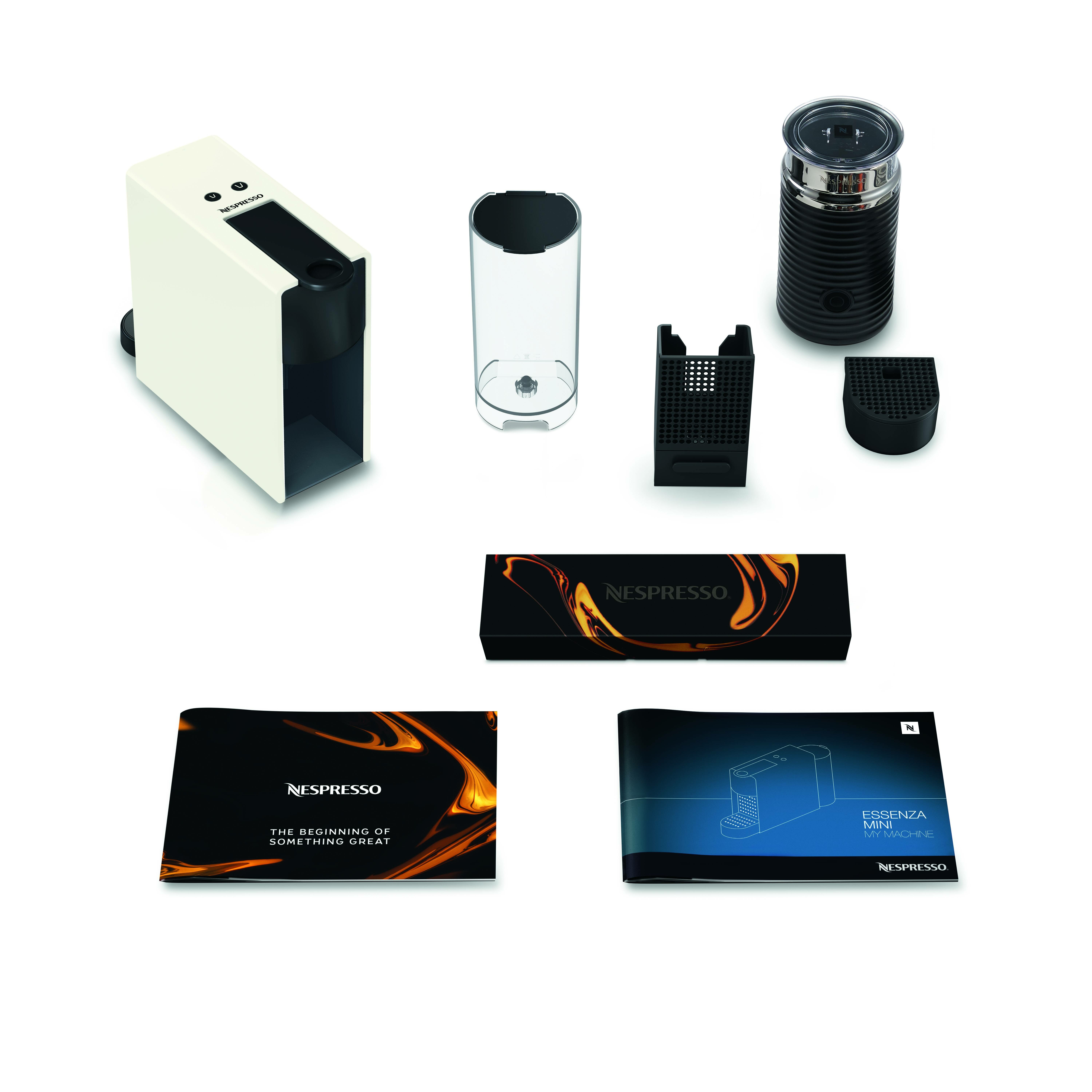 Ekspres do kawy Nespresso i akcesoria na białym tle. Kilka przedmiotów.