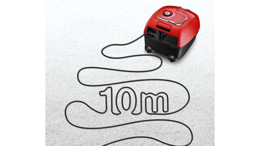 Czerwono-czarny odkurzacz na białym dywanie, kabel ułożony w napisa 10m.