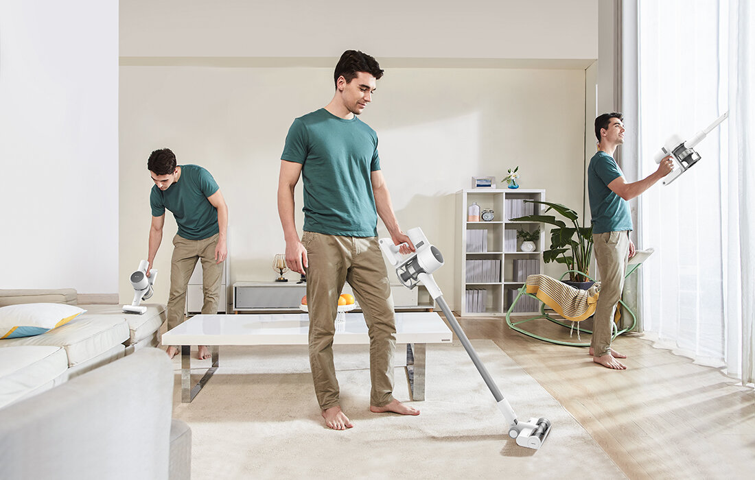 Mężczyzna używający odkurzacza w salonie. Trzy perspektywy akcji.