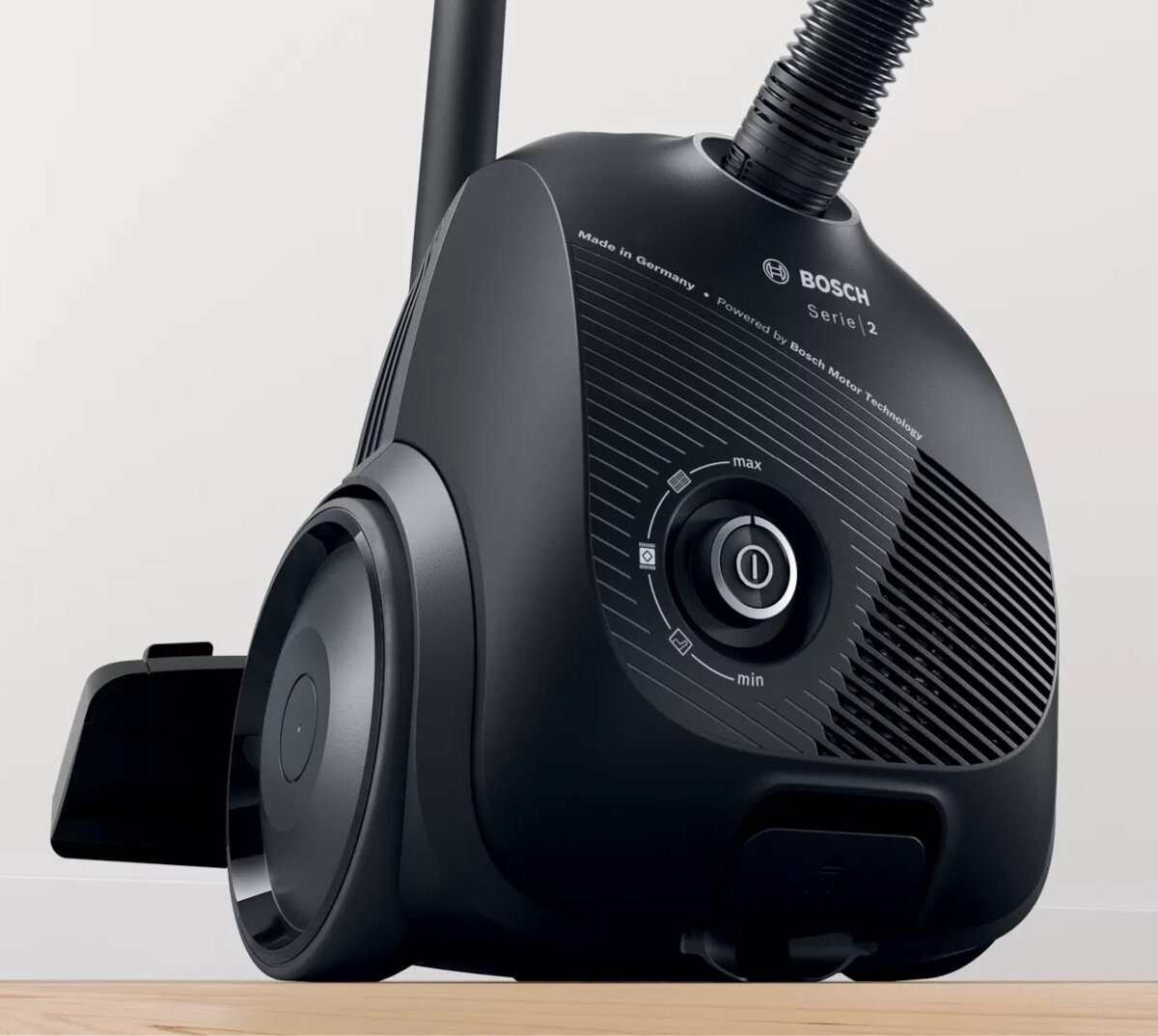 Czarny odkurzacz. Widoczne elementy sterowania mocą i ssaniem.