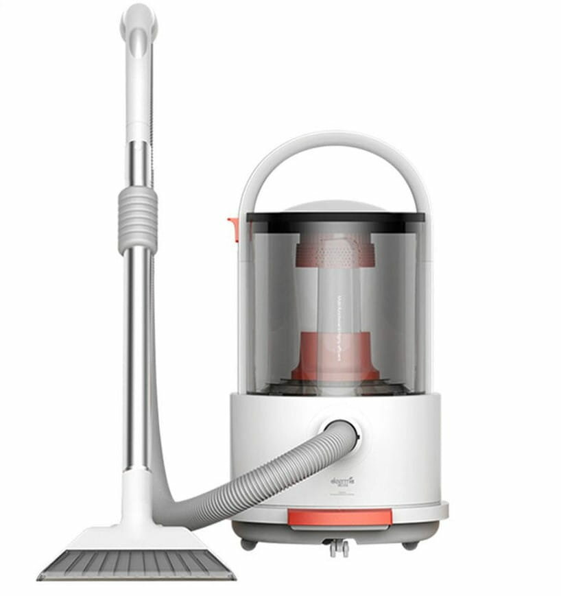 Biało-czerwony odkurzacz z wężem, na białym tle, zdjęcie produktu.