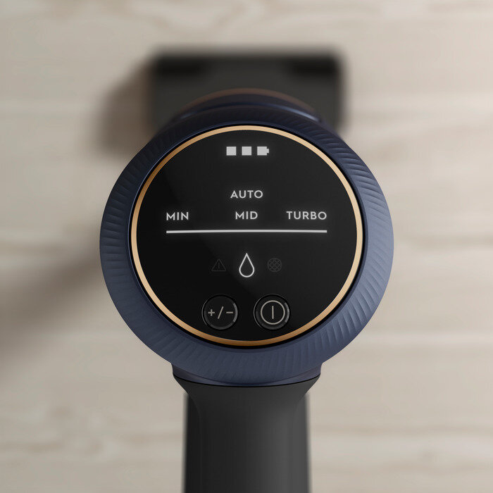 Zbliżenie uchwytu odkurzacza z cyfrowym wyświetlaczem pokazującym baterię, tryby i ikonę kropli wody.