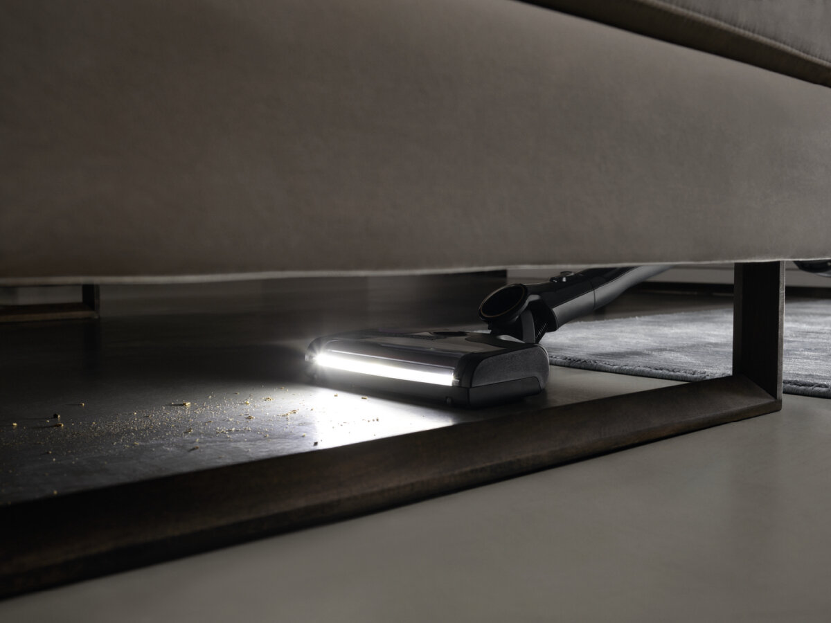 Dwie okrągłe lampy wiszą, każda z pomarańczową poświatą. Widoczne są ikony opcji światła.