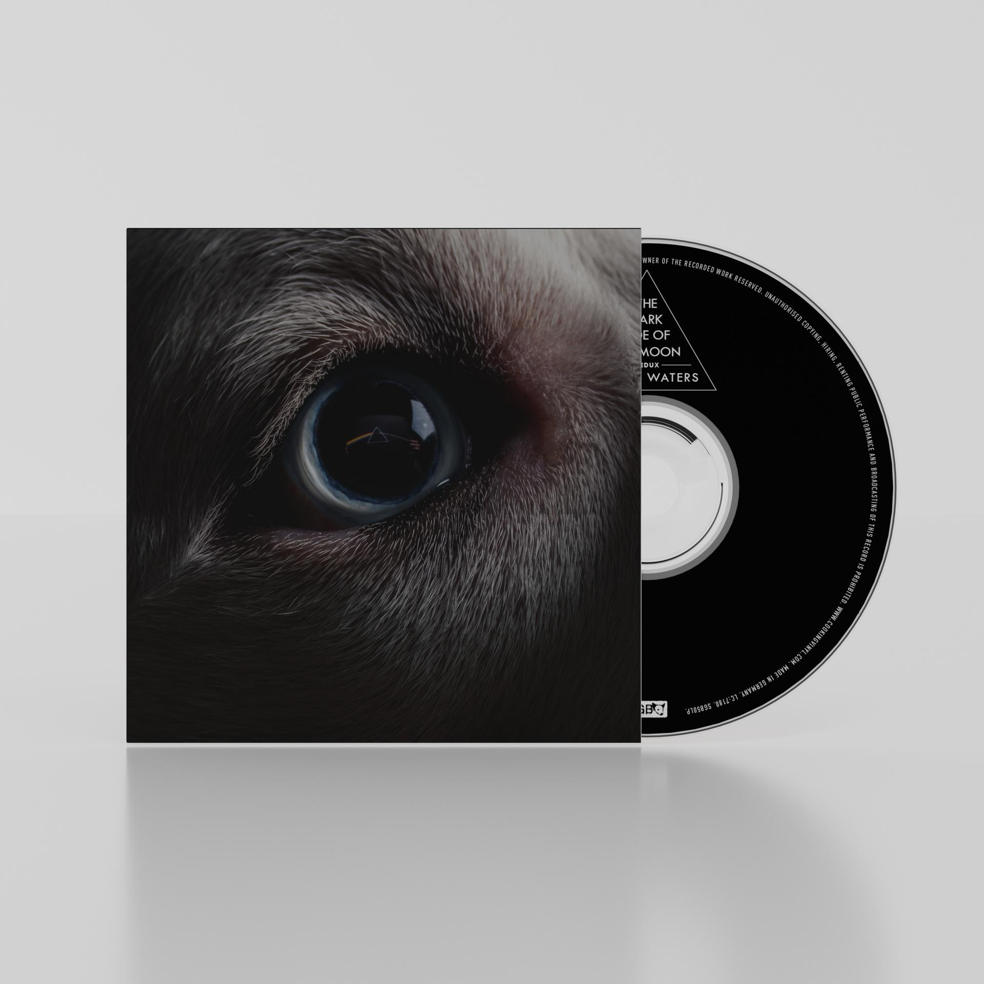 Egy szem közeli képe egy CD borítón. A szem kék. Egy CD a borító mellett van.