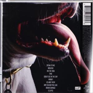 Nyitott szájú kutya kilógó nyelvvel, fekete háttéren. Album borító.
