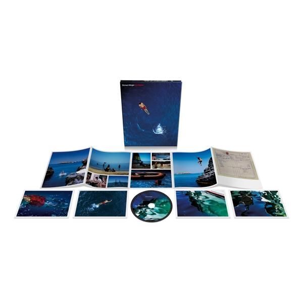 Album borító egy kék vízben úszó személlyel, kapcsolódó fotókkal és CD-vel.