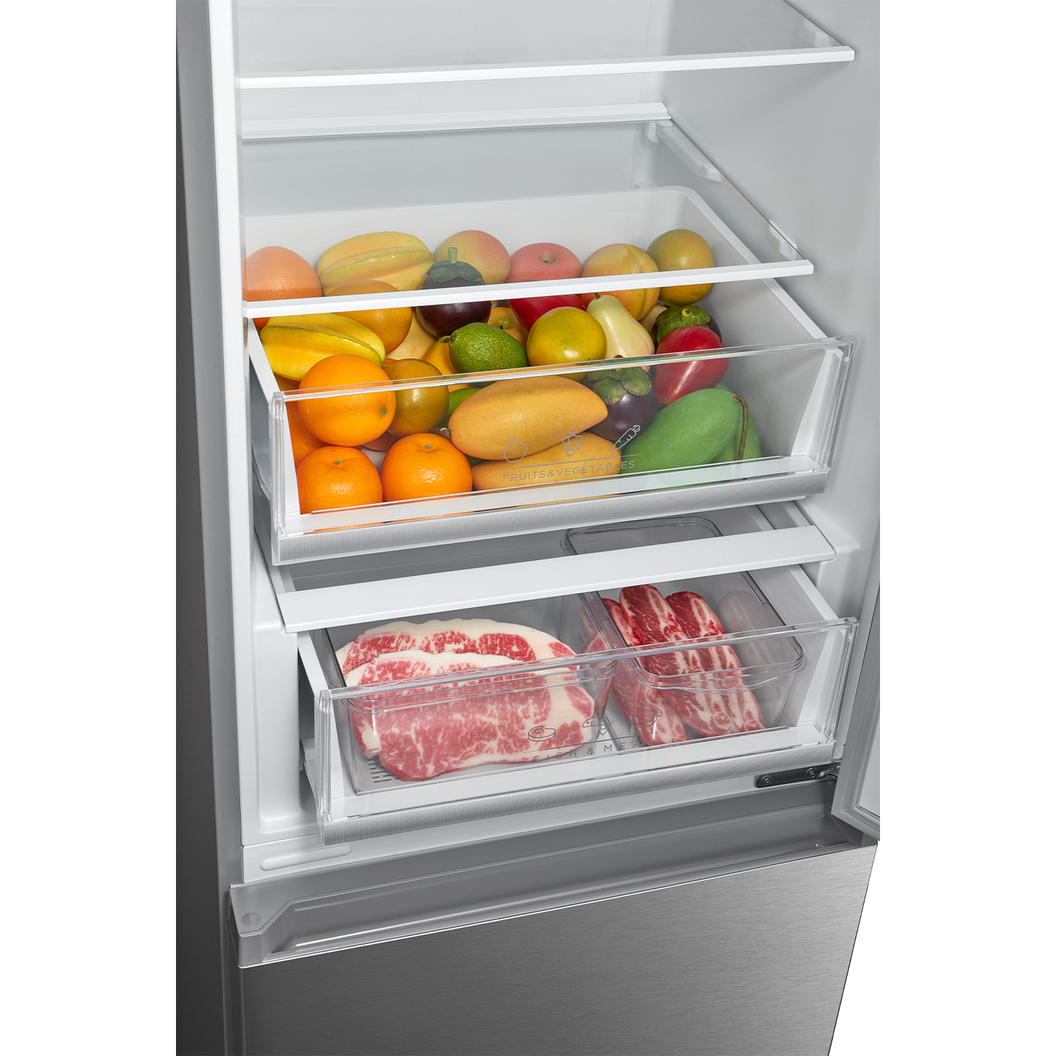 Interno frigorifero con frutta, verdura e carne nei cassetti.