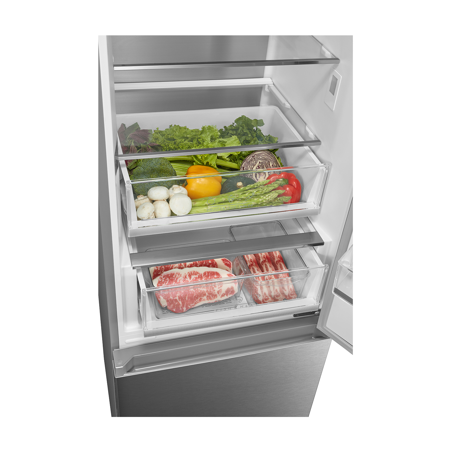 Interno del frigorifero con prodotti e carne in cassetti trasparenti, esterno in acciaio inox.