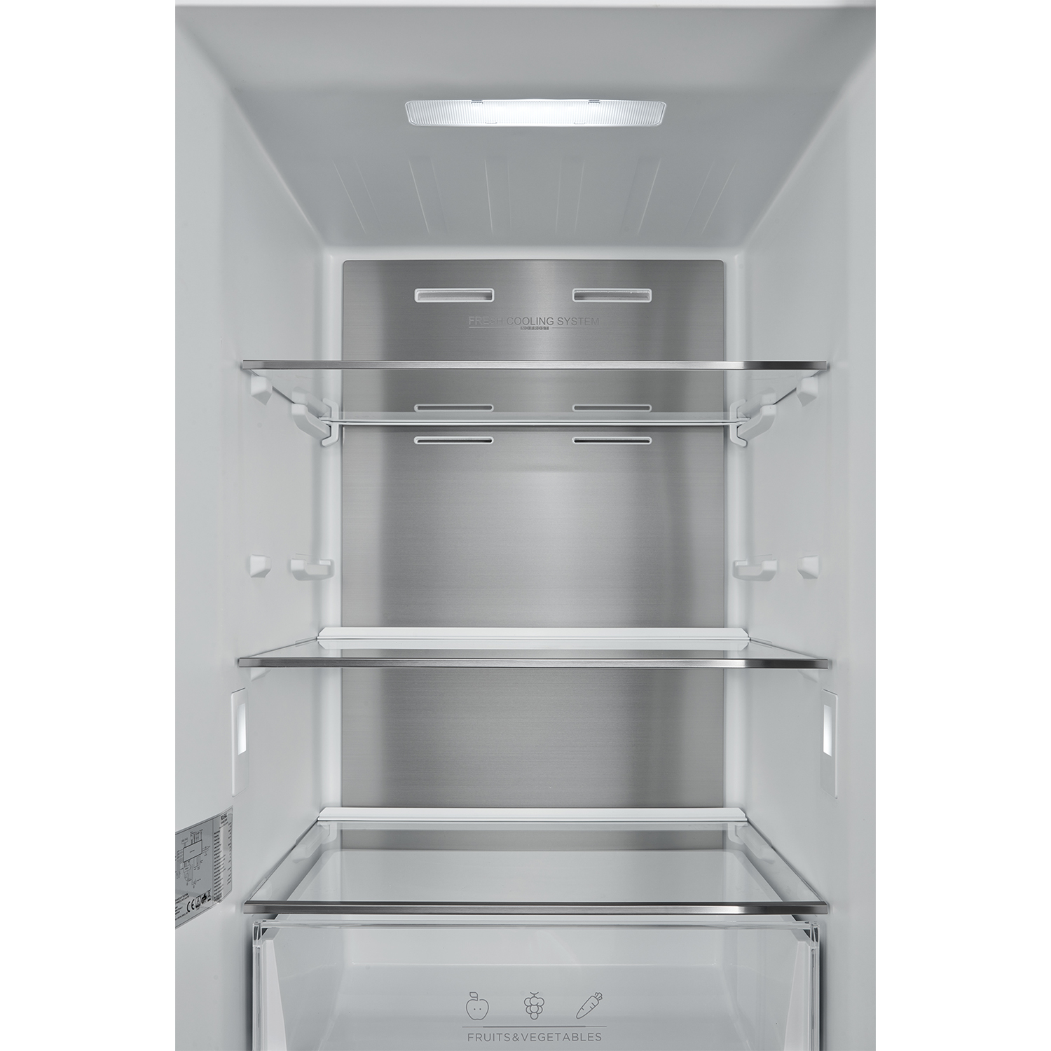 Interno di un frigorifero bianco. Ripiani in vetro, schienale in acciaio inox e un cassetto inferiore sono visibili.
