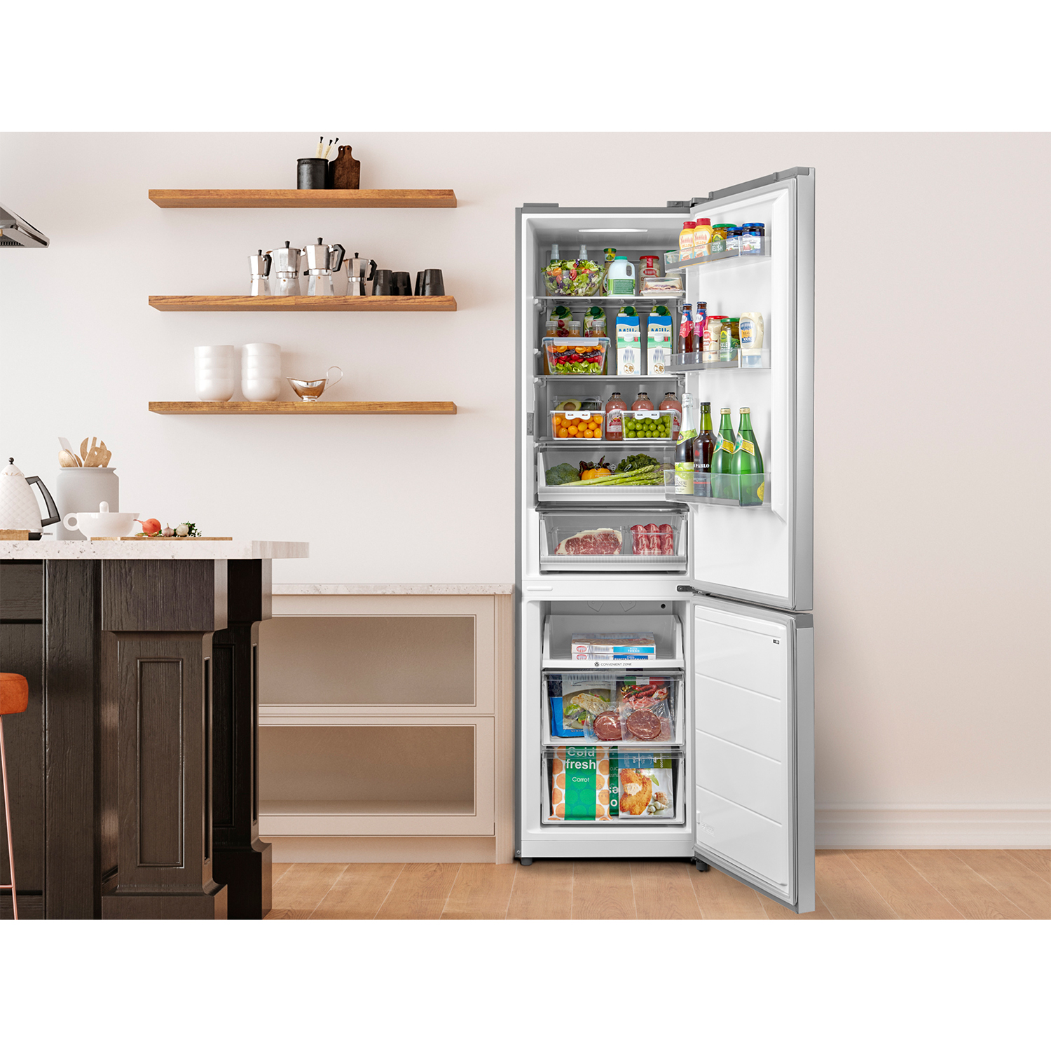 Un frigorifero con le porte aperte. All'interno ci sono scaffali di cibo e prodotti.