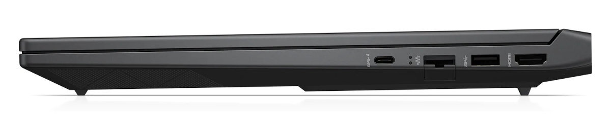 Widok z boku czarnego laptopa z portami z boku, białe tło.