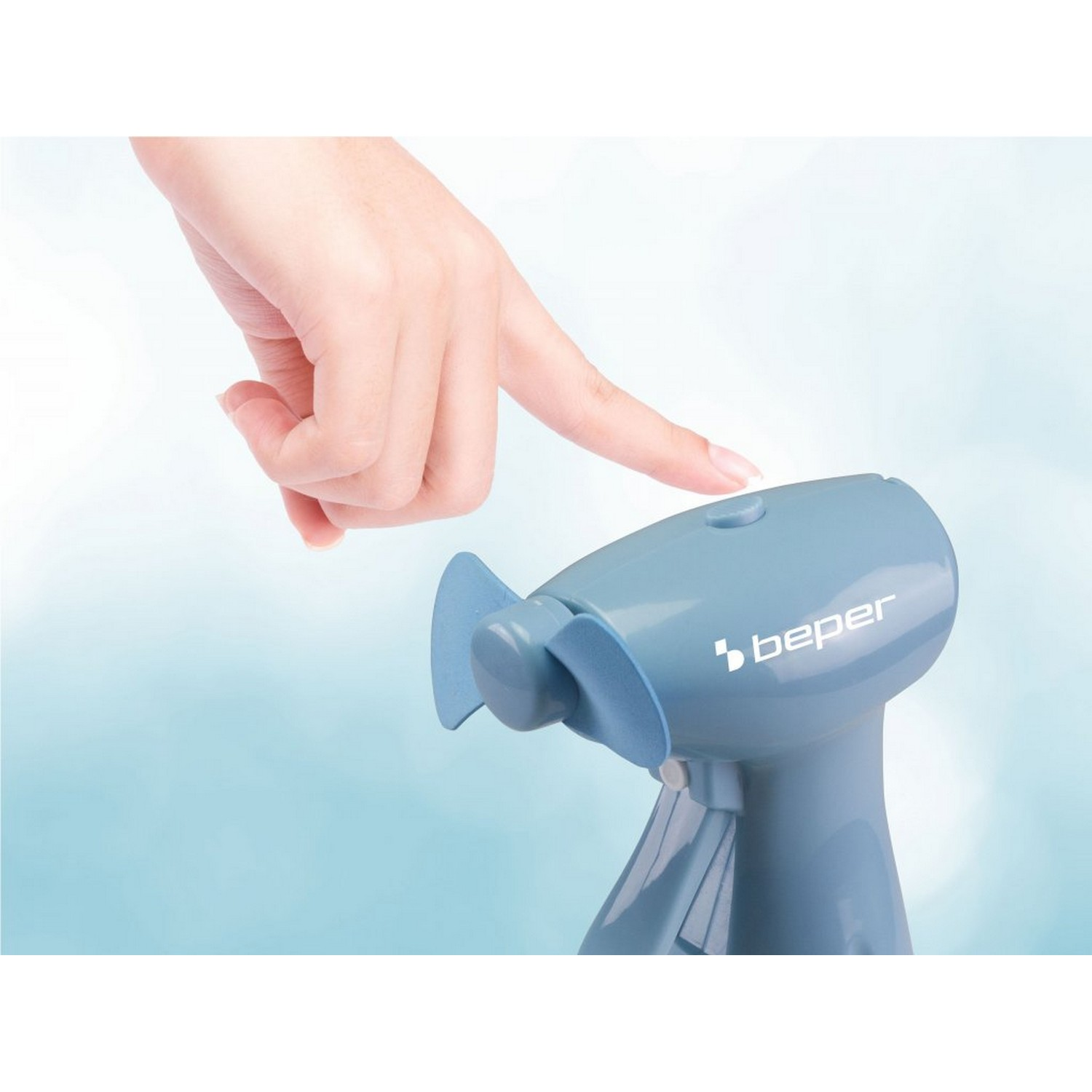 Une main appuie sur un bouton d'un petit ventilateur bleu clair avec des pales.
